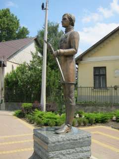 Nagykálló, Szabadság tér 06. előtt a Márciusi ifjú szobra.jpg Nagykálló, Szabadság tér 06. előtt a Márciusi ifjú szobra.jpg